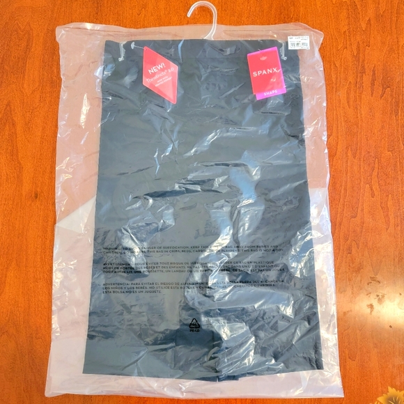 NWT SPANX Thinstincts 2.0 High-Waisted Mid-Thigh VERY BLACK Shorts - Size Small - Picture 3 of 9